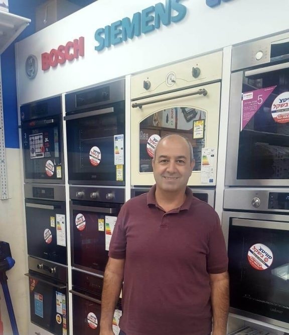 חיים רוזן - הבעלים והמומחה למוצרי חשמל